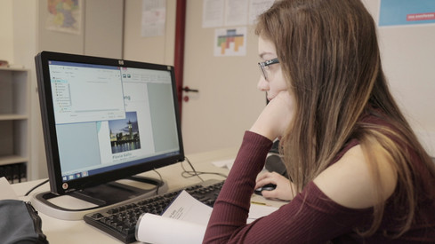 Schülerin an einem Computerbildschirm