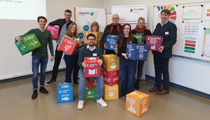 Hat gut lachen: die Steuergruppe des LBNE-Netzwerks nach getaner Arbeit Illustration: Gruppenfoto der Steuergruppe des LBNE-Netzwerks Rheinland-Pfalz