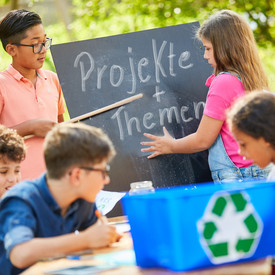 Kinder lernen zum Thema Nachhaltigkeit und Müllkreislauf, Symbolbild für Projekte und Themen 