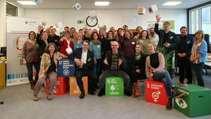 Illustration: Gruppenfoto der Teilnehmenden, der Dozentinnen und Dozenten und mit Klimaschutz-Staatssekretär Michael Hauer