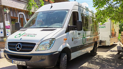 Das Bild zeigt den Kochbus-Transport aus dem Landesprogramm "Rheinland-Pfalz isst besser" .