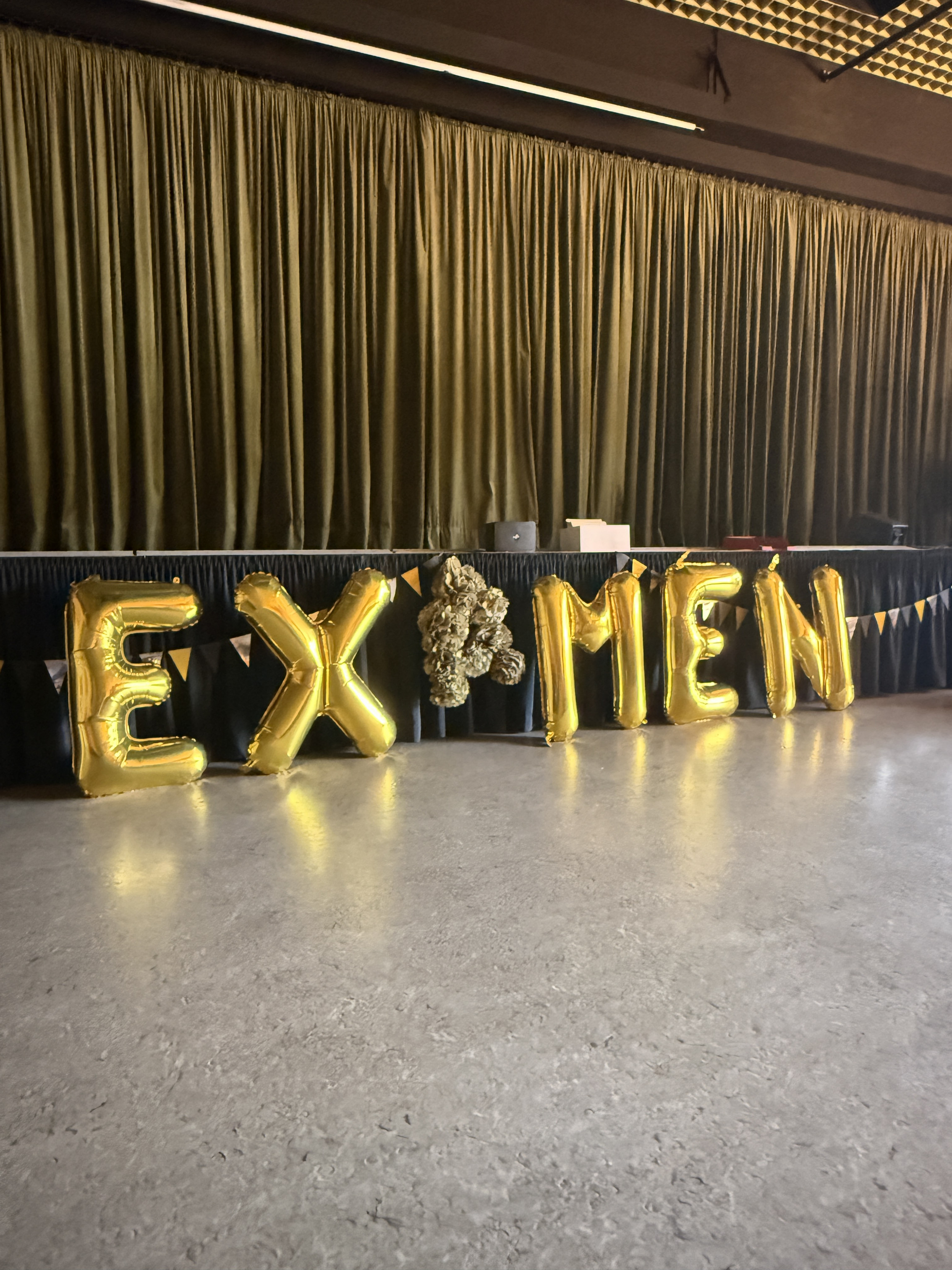 Man sieht Luftballons, die dasd Wort EXAMEN darstellen.