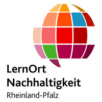 Logo LernOrt Nachhaltigkeit Rheinland-Pfalz (stilisierte bunte Weltkugel und Schriftzug)