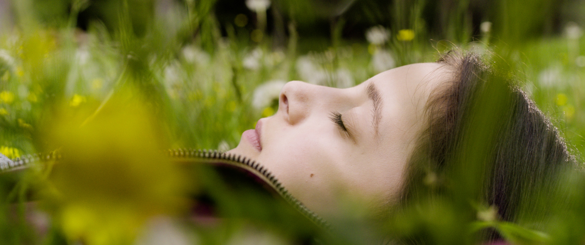Ein Mädchen liegt in einer grünen Wiese. Amelie rennt, Lieblingsfilm Martin Schlecht 2017