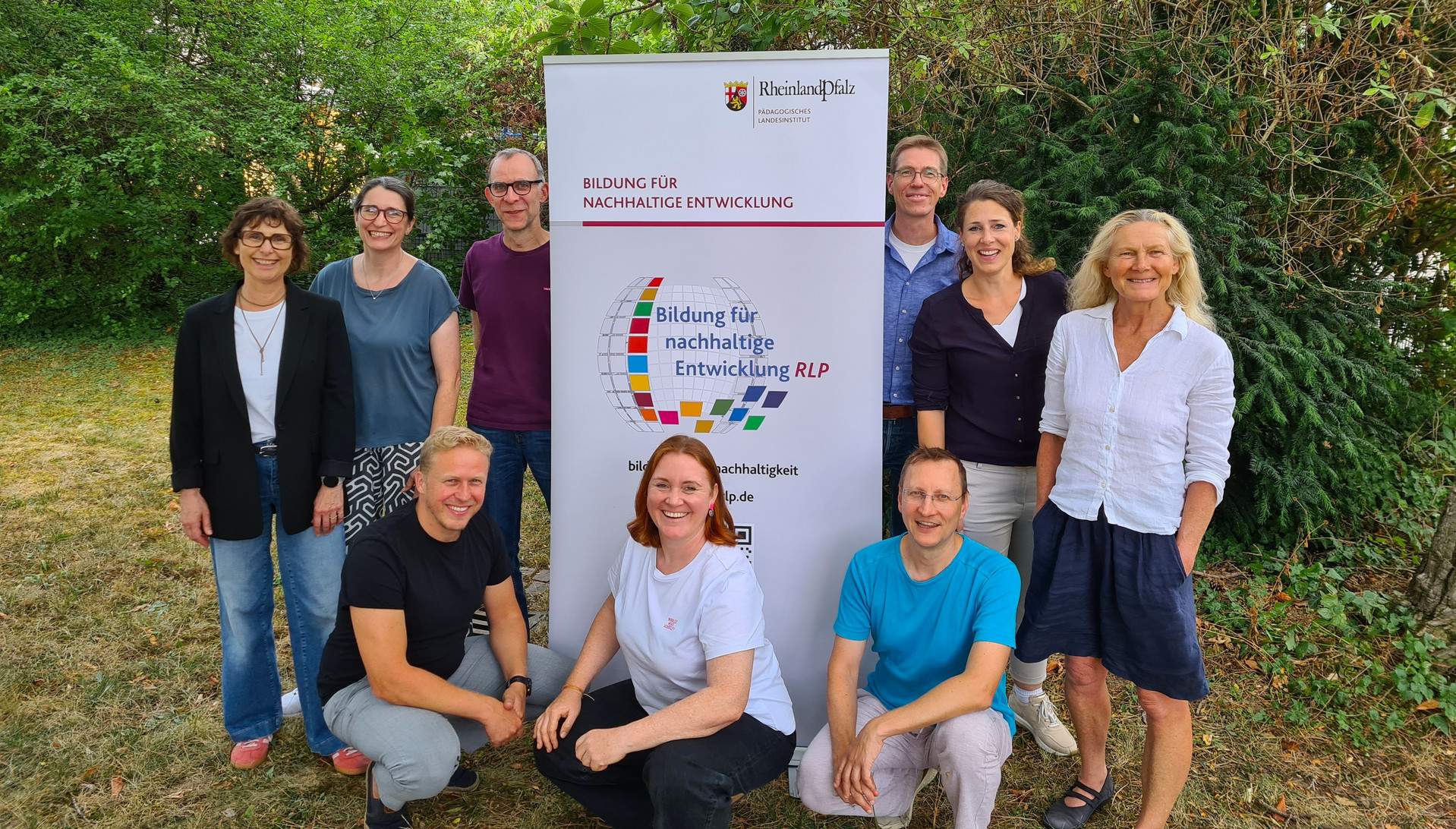 Illustration: Gruppenfoto aller neun pädagogischen Beratungskräfte für BNE