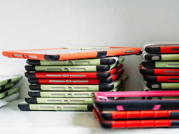 Mehrere Stapel von iPads in bunten Hüllen
