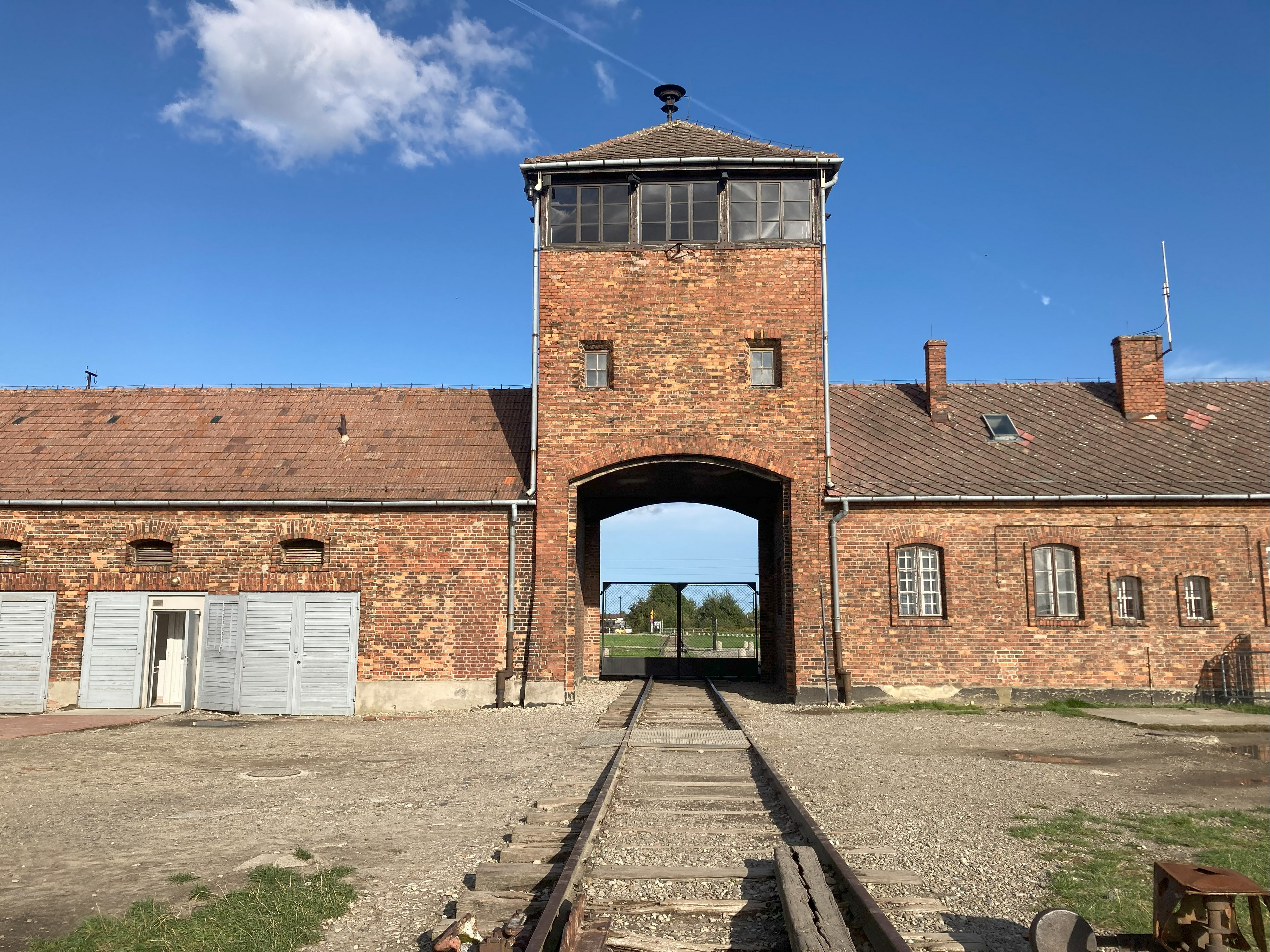 Eingangstor des Vernichtungslagers Birkenau in Auschwitz