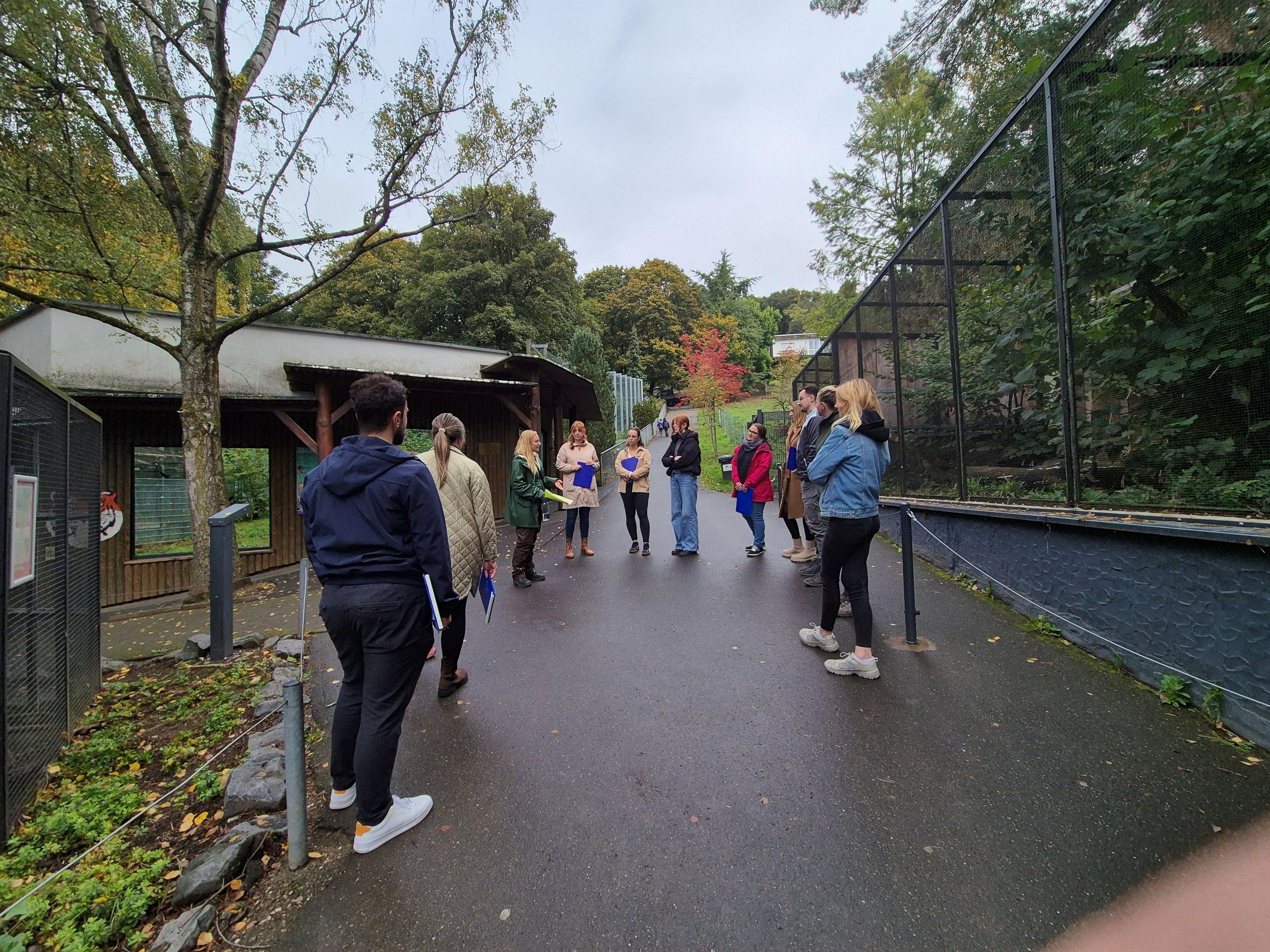 Spannende Diskussionen im Zoo Neuwied. Foto zeigt die Anwärterinnen und Anwärter beim Rundgang durch die Zoo.