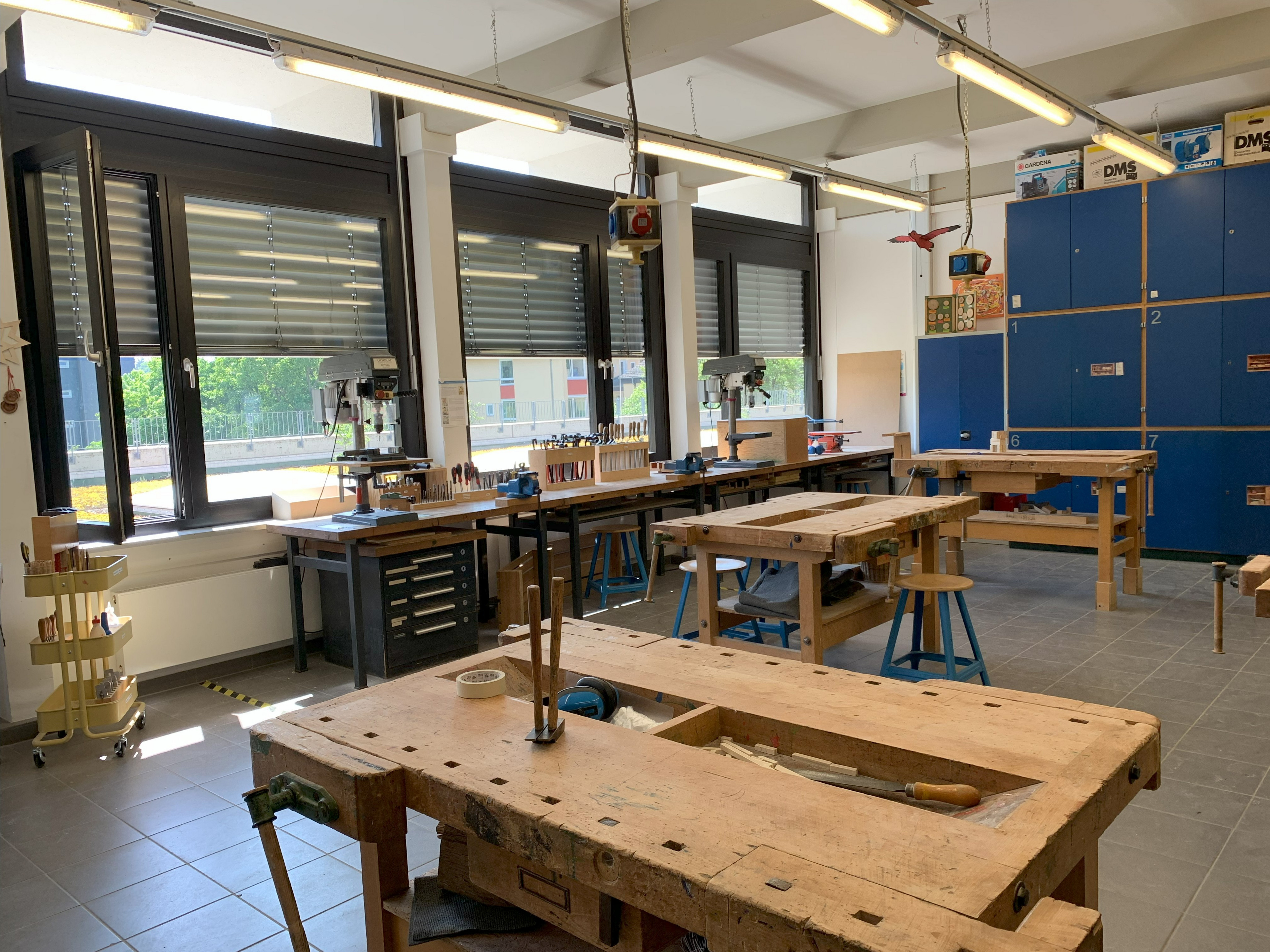 Kreativraum für kreative Auszeit - Der Kreativraum darf von SchülerInnen als kreative Auszeit genutzt werden, beispielsweise darf er auch in emotional belasteten Situationen besucht werden. Die Gestaltung des Raums selbst strahlt sehr viel Ruhe, Ordnung und Kreativität aus. Worauf sollten wir als angehende Lehrkräfte bei der Gestaltung unserer Klassenräume achten? Was strahlen unsere Räume aus?