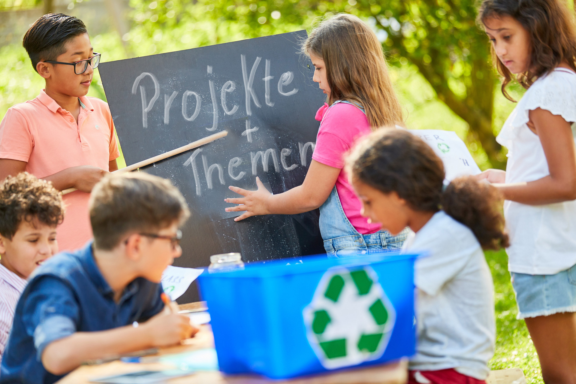 Kinder lernen zum Thema Nachhaltigkeit und Müllkreislauf, Symbolbild für Projekte und Themen 