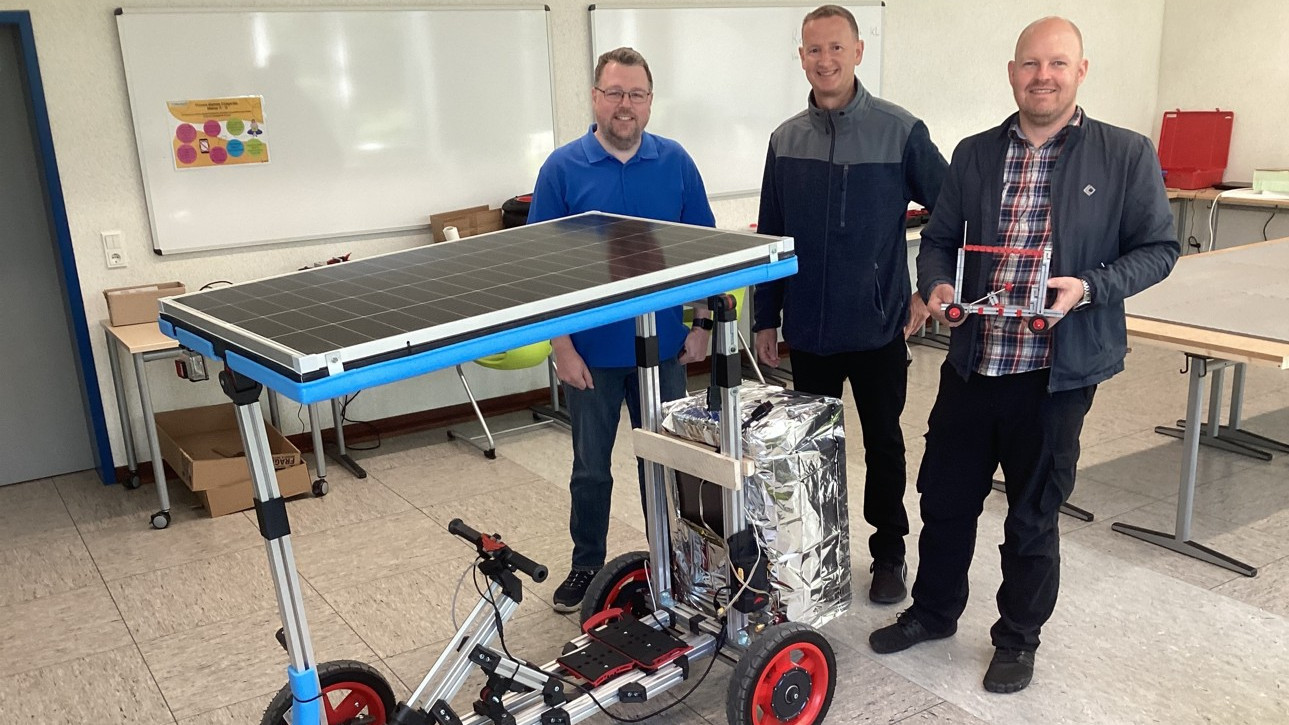 Das Bild zeigt die Lehrkräfte an der IGS Morbach mit dem fast fertigen Solar-Car.