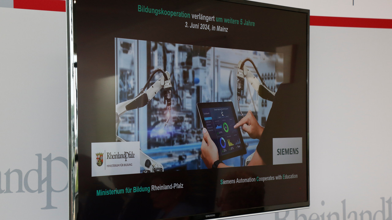 Bildschirm mit Foto aus der Produktion, Logos von Siemens und des Bildungsministeriums