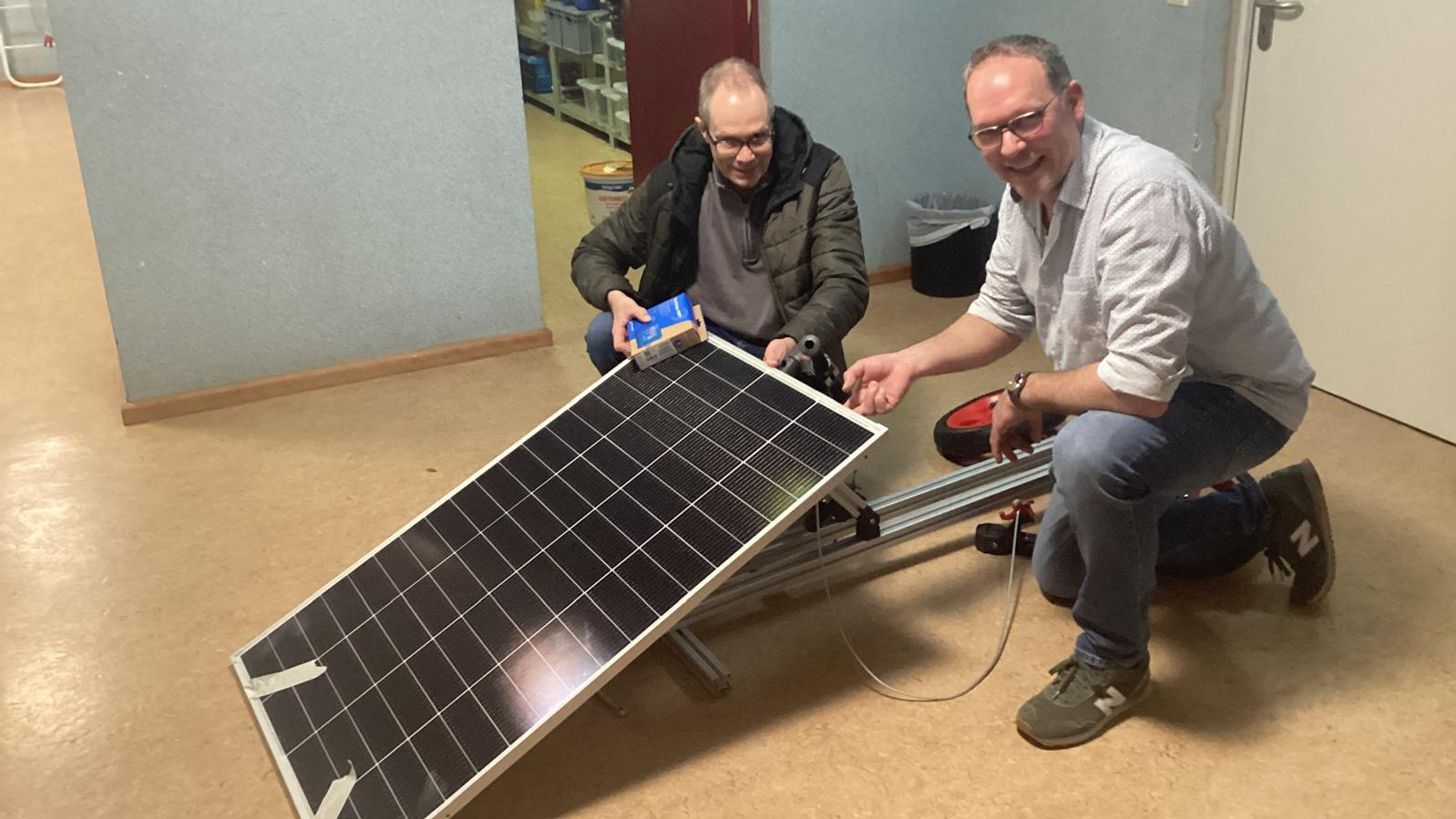 Das Bild zeigt Arbeiten am Fahrzeug der IGS Gartenstadt Ludwigshafen im Rahmen des Schulbesuches.