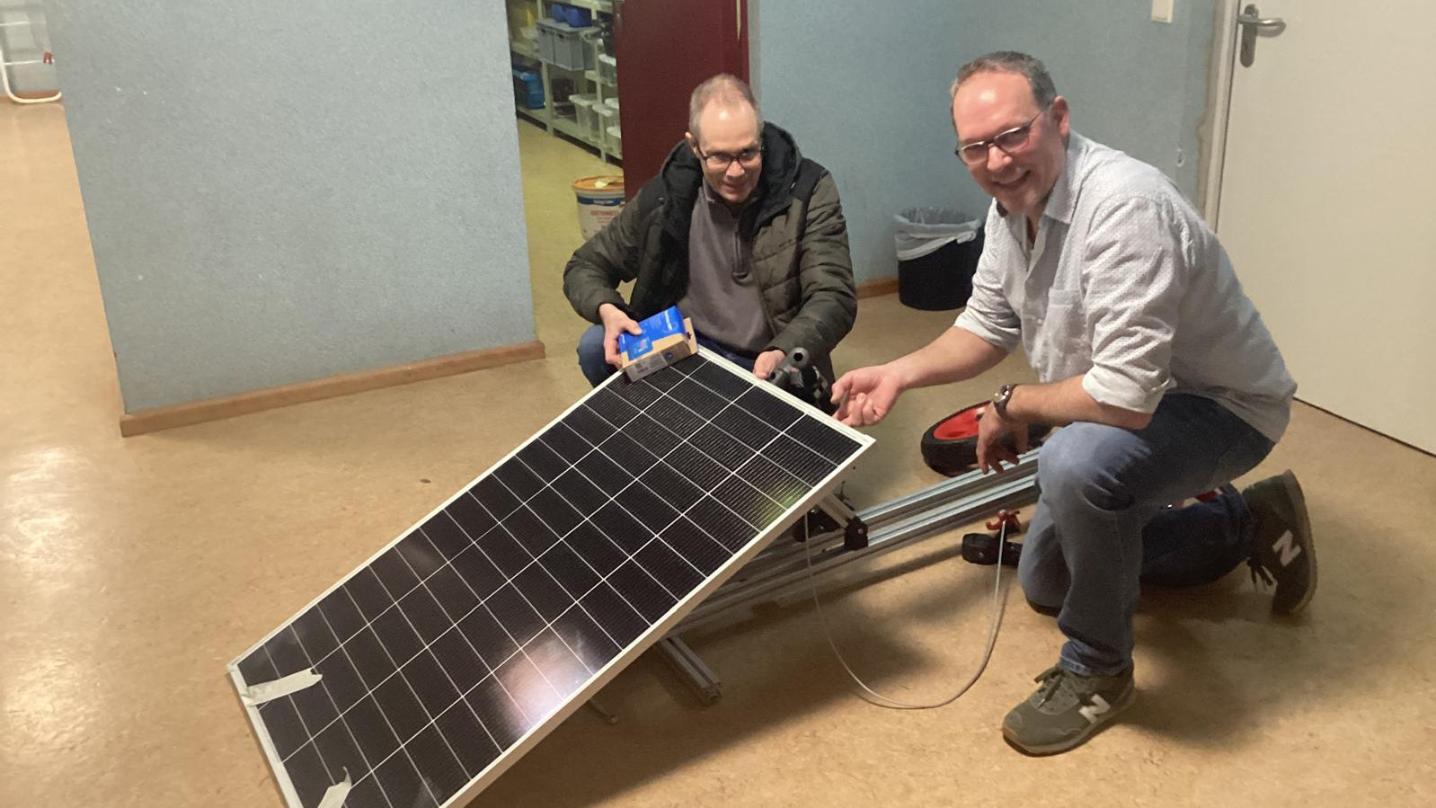 Das Bild zeigt Arbeiten am Fahrzeug der IGS Gartenstadt Ludwigshafen im Rahmen des Schulbesuches.