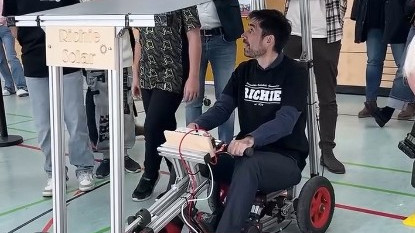 Das Bild zeigt Bildungsminister Sven Teuber in einem SolarCar der Realschule plus Germersheim sitzen.