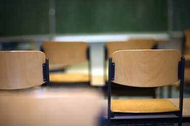 leere Stühle in Klassenzimmer