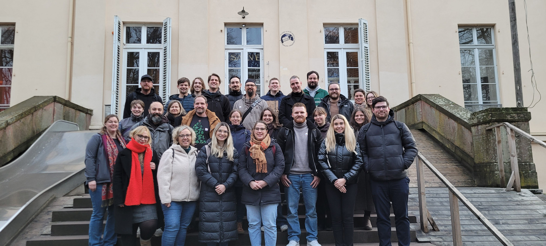 Die Gruppe H25 vor dem Schloss Freudenberg