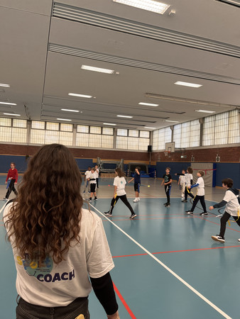 Schüler/innen in der Sporthalle