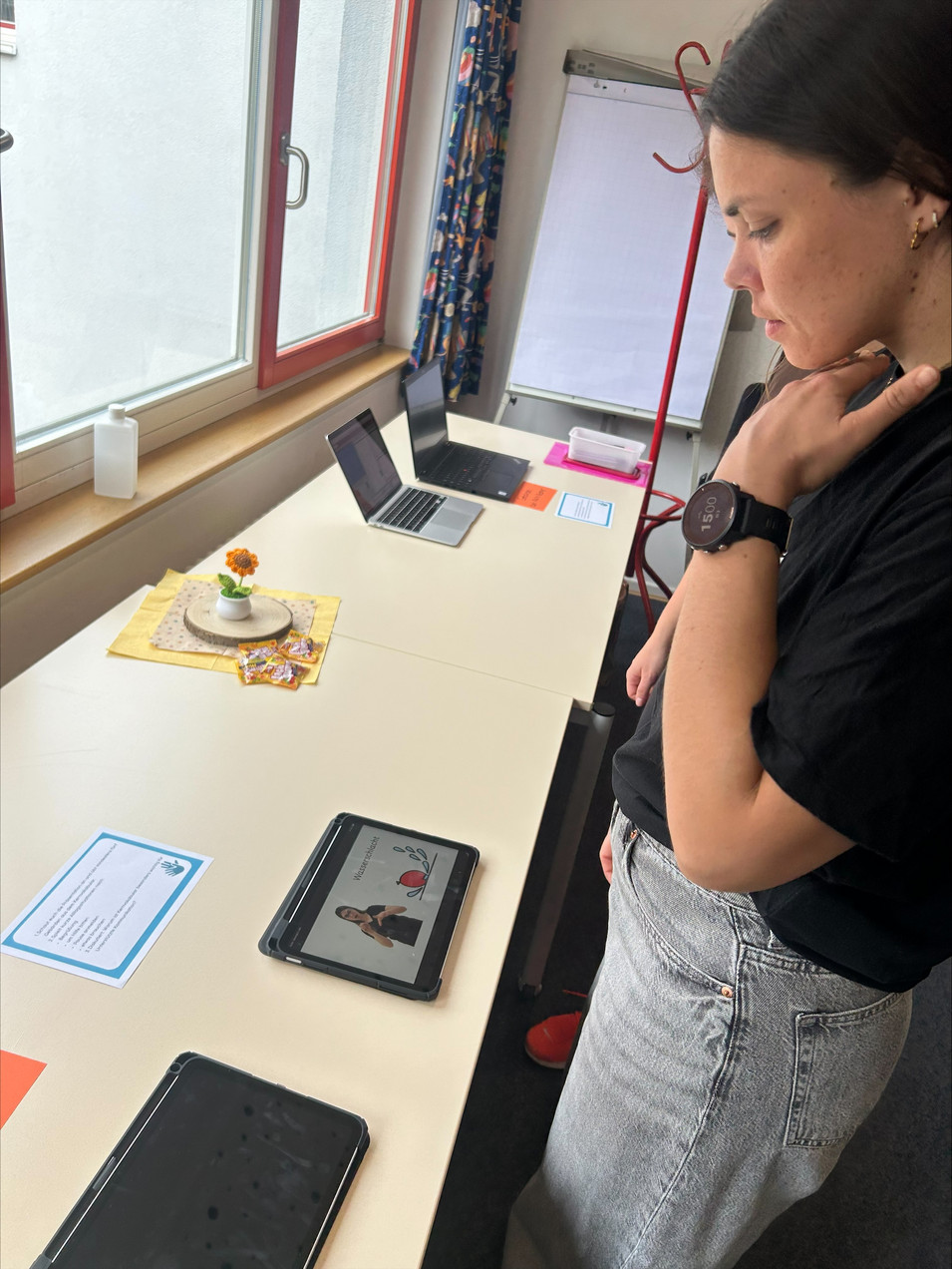 Das Foto zeigt eine Anwärterin, die digitale Unterstützungsformen für Gebärden im Unterricht sichtet.