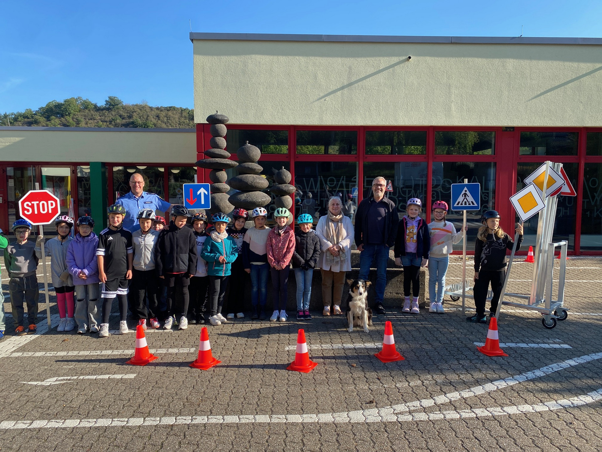 Hier sehen Sie eine Gruppe auf dem neu eröffneten Verkehrsübungsplatz