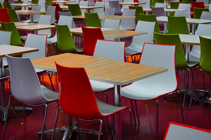 Tische und Stühle in einer Schulmensa