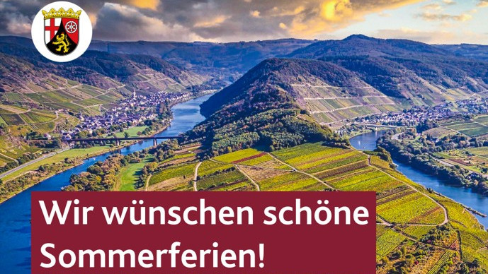 Die Grafik zeigt eine Flussschleifer der Mosel mit dem Gruße "Wir wünschen schöne Sommerferien!"