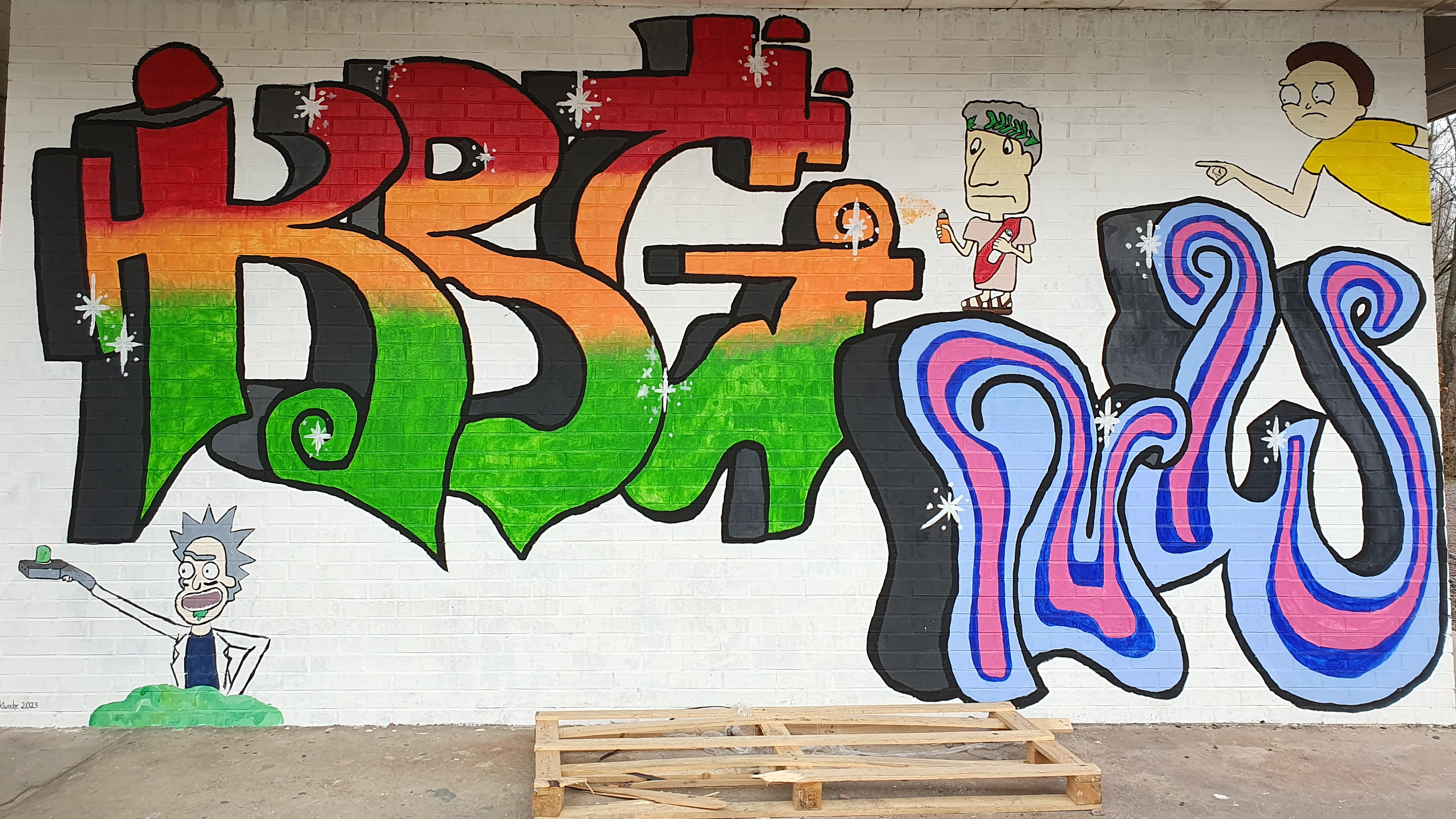 Illustrationsfoto: Ein Graffito mit "KRG"-Schriftzug auf einer Gebäudewand der Schule