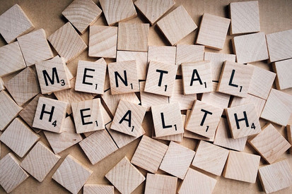 Schriftzug Mental Health auf Holztafeln