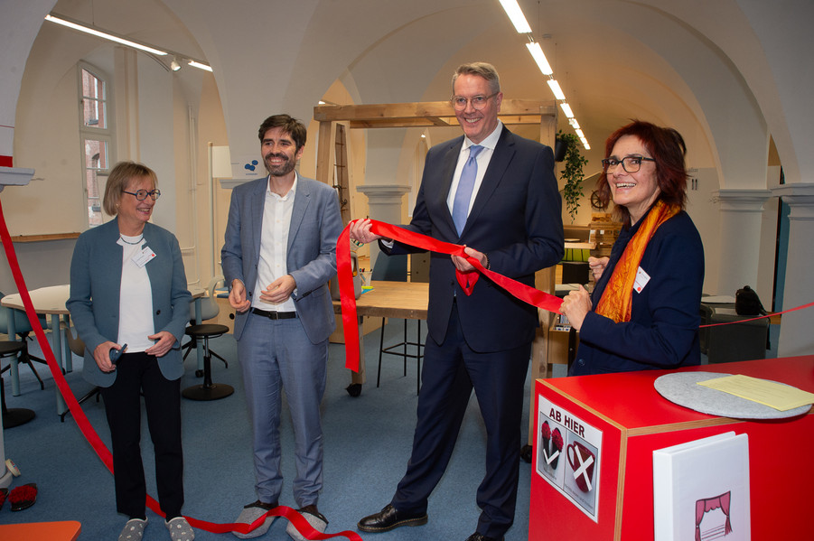 Foto Mitlieder Biuldungsministerium und Pädagogisches Landesinstitut
