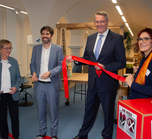 Foto Mitlieder Biuldungsministerium und Pädagogisches Landesinstitut