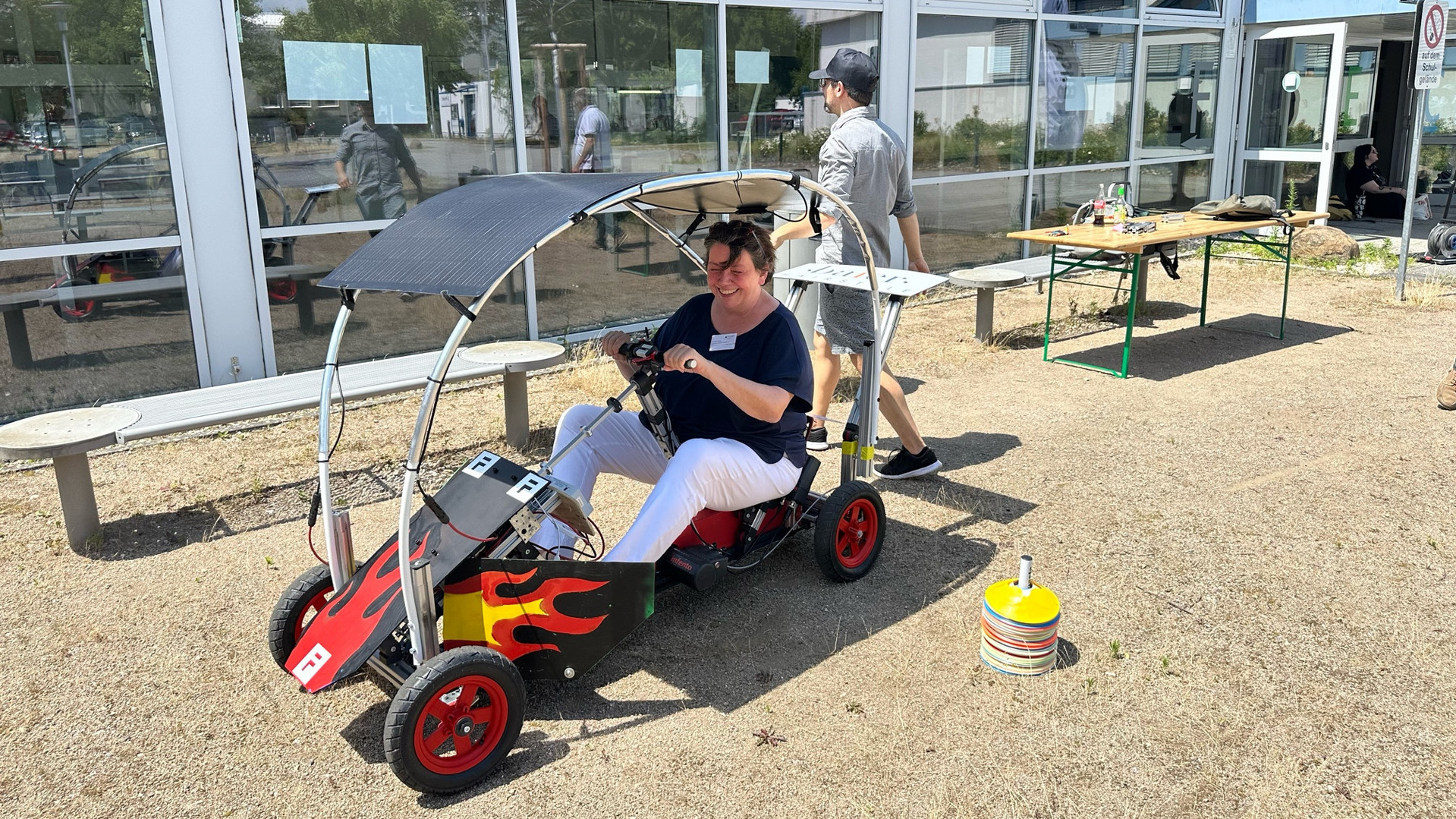 Das Bild zeigt ein SolarCar im Außengelände des PL im Rahmen der Hausmesse 2025.