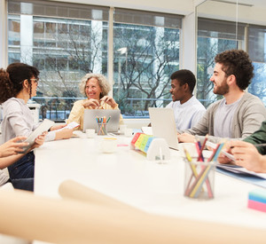 Arbeitsgruppe an Tisch in Besprechung