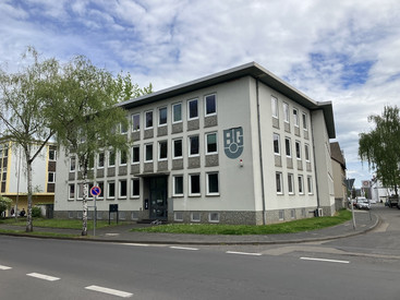 Gebäude der Studienseminare für berufsbildende Schulen, Förderschulen, Realschulen Plus und Grundschulen. Zu sehen ist ein großes dreigeschossiges Gebäude an der Ecke Friedrich-Ebert-Straße Museumsstraße in Neuwied mit Blick auf den Haupteingang.