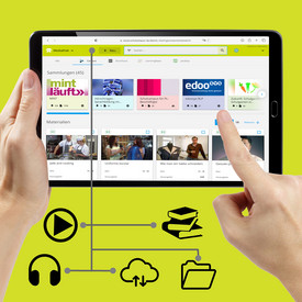 Tablet mit Internetseite Mediathek geöffnet, ein Finger zeigt auf die Inhalte, verschiedene Icons für Play, Kopfhörer, Daten etc.