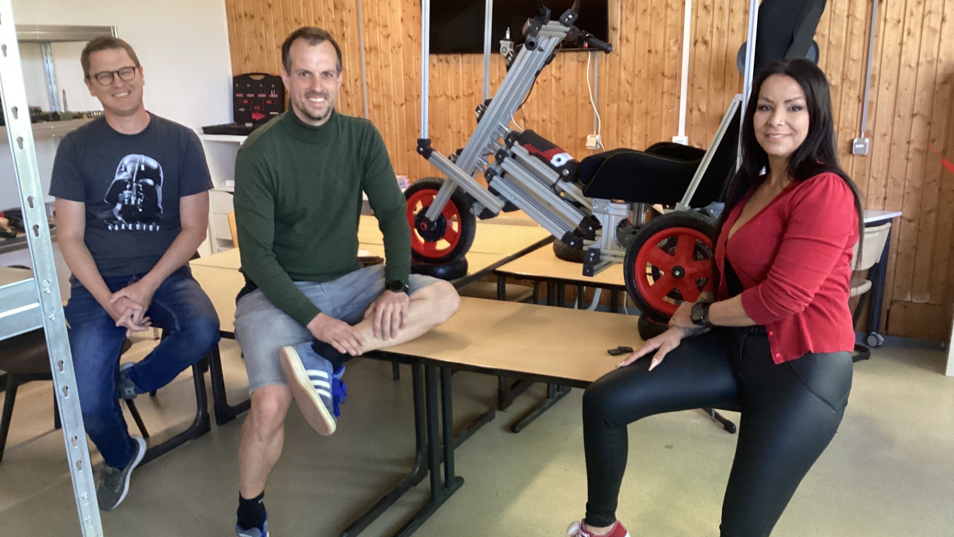 Das Bild zeigt die Lehrkräfte der RS plus Idar-Oberstein bei der Arbeit am Prototyp für das Solar-Car.