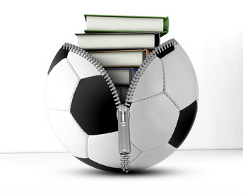 Illustration: mit Reißverschluss geöffneter Fußball, in welchem Bücher liegen