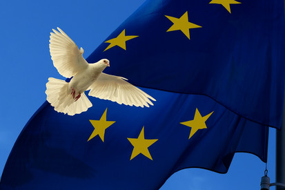 Taube vor Teil der Europaflagge