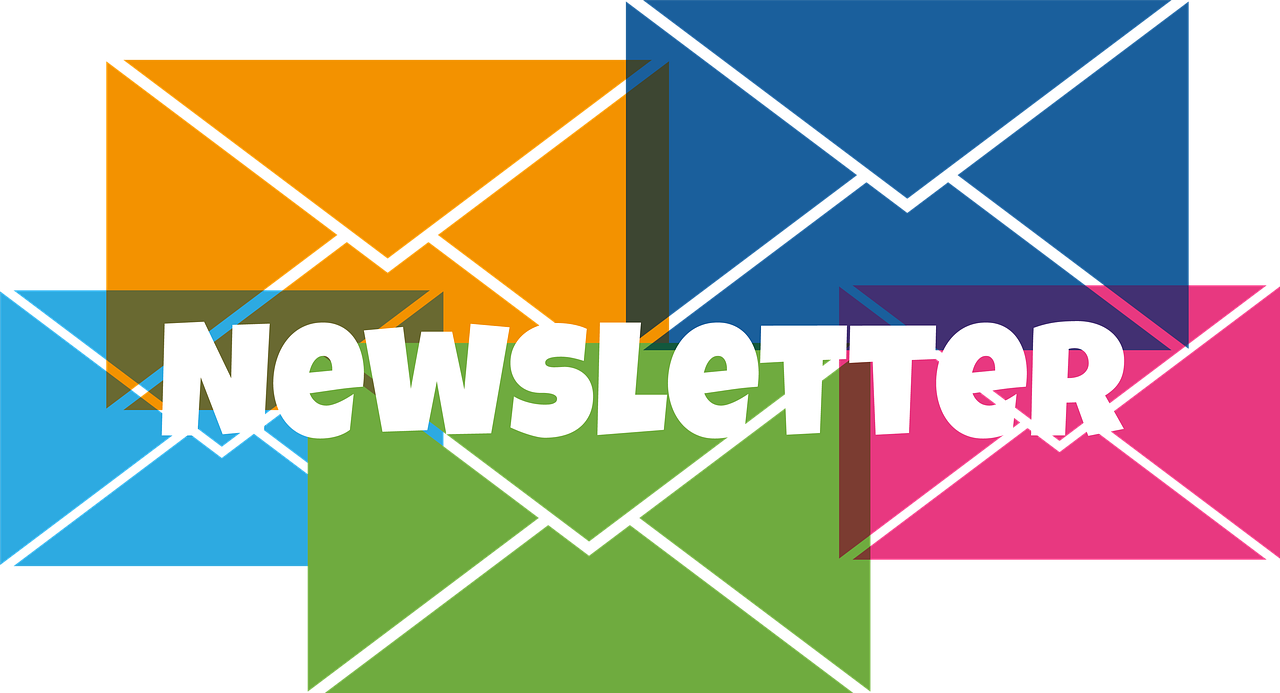 fünf bunte Briefumschläge und das Wort Newsletter