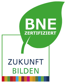 Logo BNE-zertifiziert (Quadrat mit grünem Blatt daran, Schriftzug Zukunft bilden)