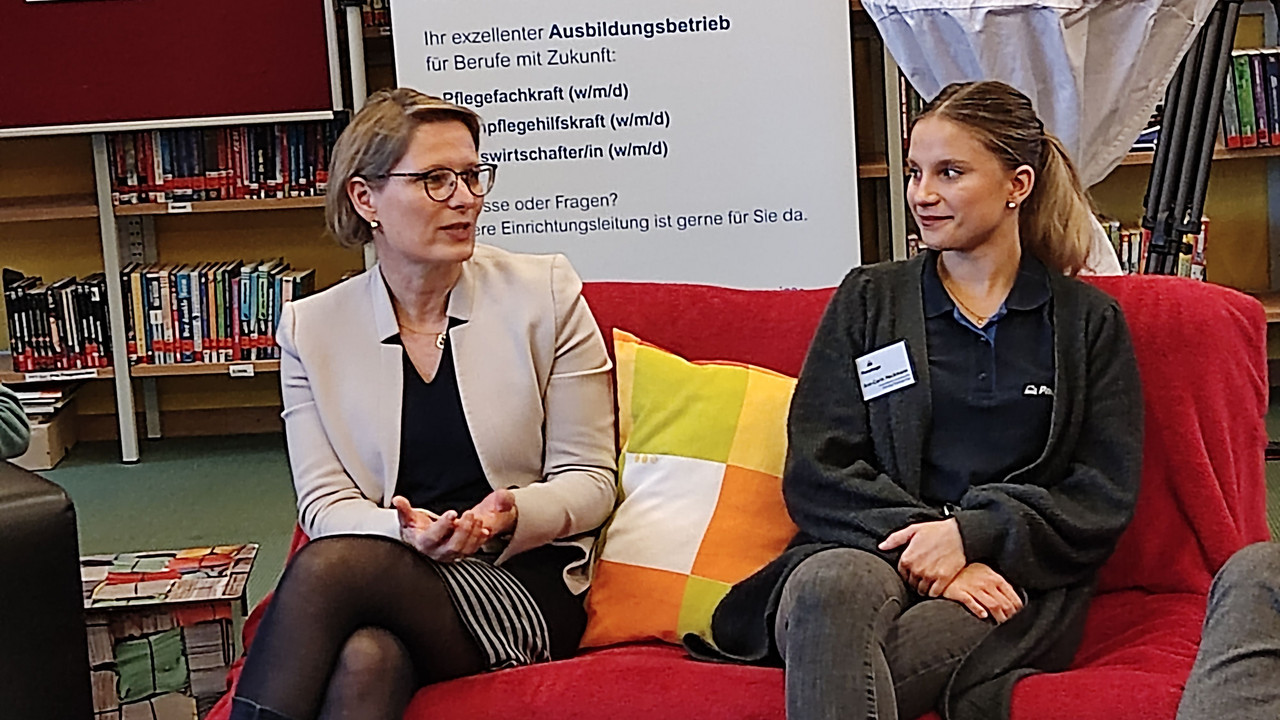 Bildungsministerin Dr. Stefanie Hubig (links) im Gespräch mit Praxistag-Absolventin Ann-Carin Heckmann. (Foto: Bildungsministerium)