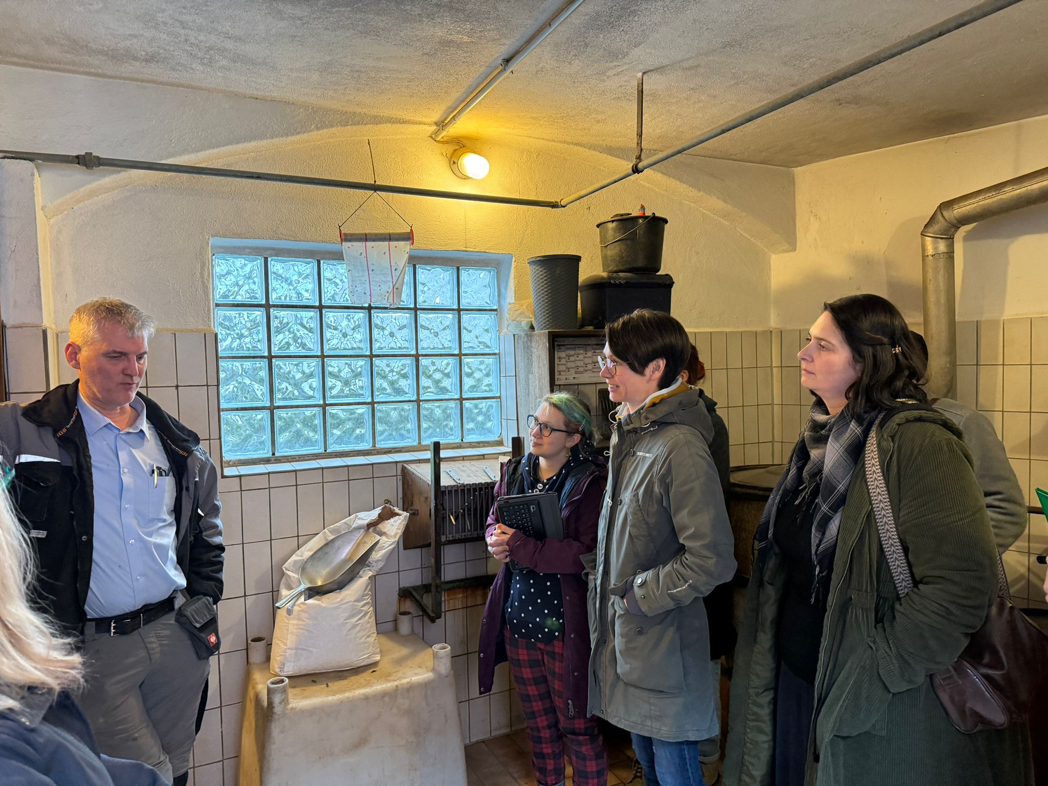 Führung durch die Räumlichkeiten mit Inhaber Guido Pusch, der alles uns die Nutzungsmöglichkeiten erläuterte. Hier befinden wir uns gerade in der Futterkammer, in der die Bewohner selbst Hand anlegen können und die Tierversorgung mitgestalten.