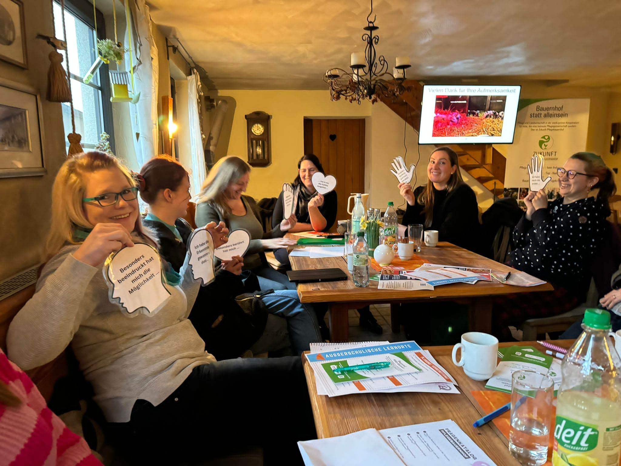 Fachlicher Austausch der Fachseminargruppe zum alternativen Wohnen, im authentisch gestalteten Schulungsraum im ehemaligen Stallgebäude.