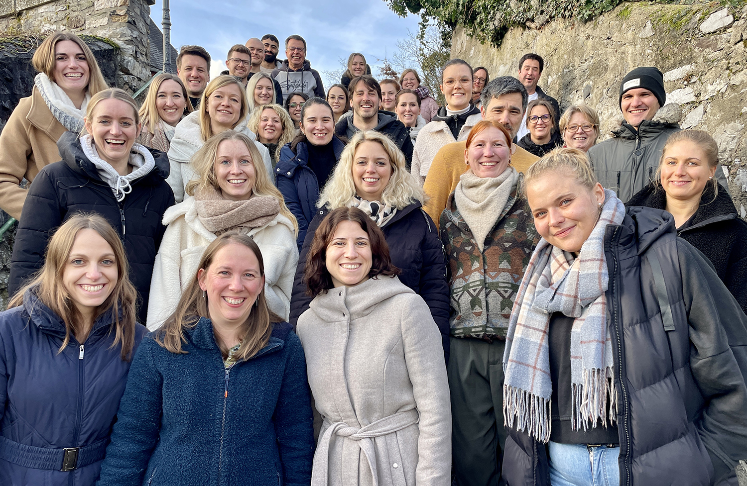 Gruppenbild der Ausbildungsgruppe H24 mit ihren Guides im äußeren Bereich der Jugendherberge Diez.