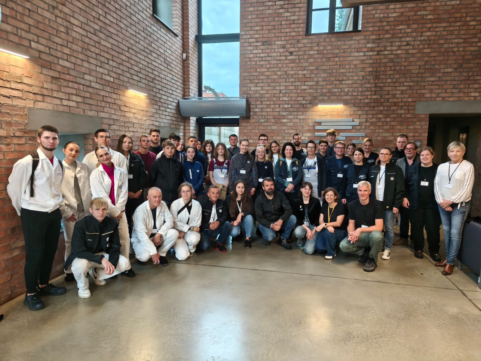 Alle Teilnehmenden am Projekt vor Ort in Auschwitz: Deutsche und polnische Auszubildende und Ausbilder von VW, Verantwortliche des Projekts (Frau Doberanske-Milnikel, Herr Heubner und Herr Heinemann), Mitarbeitende der Gedenkstätte Auschwitz sowie Fachleitungen und Anwärterinnen des Studienseminars für BBS Neuwied