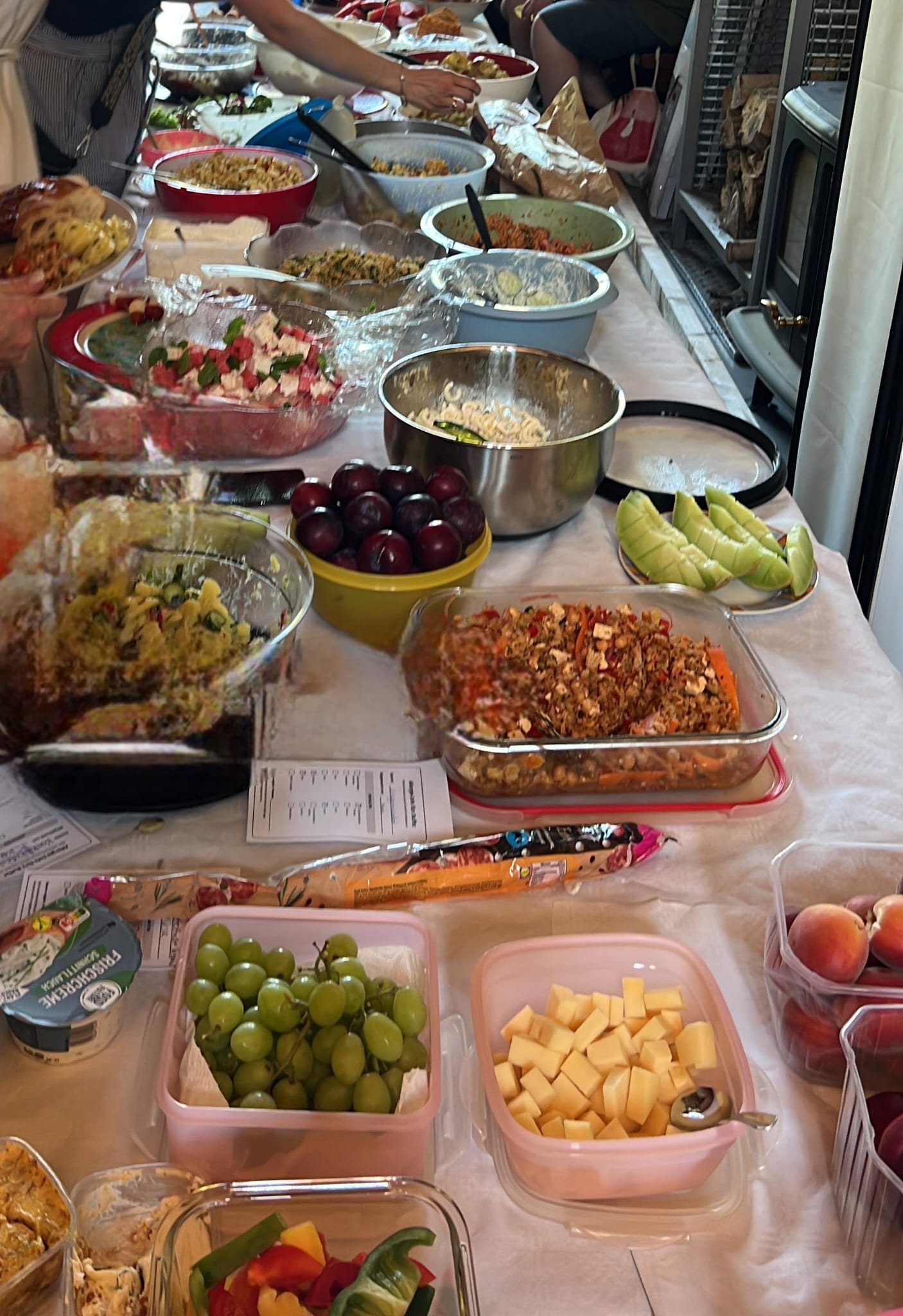 Das angerichtete Buffet mit vielen verschiedenen mitgebrachten Leckereien.