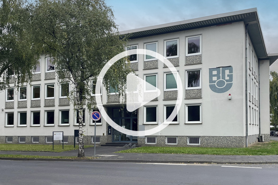 Gebäude der Studienseminare für berufsbildende Schulen, Förderschulen, Realschulen Plus und Grundschulen. Zu sehen ist ein großes dreigeschossiges Gebäude an der Ecke Friedrich-Ebert-Straße Museumsstraße in Neuwied mit Blick auf den Haupteingang.