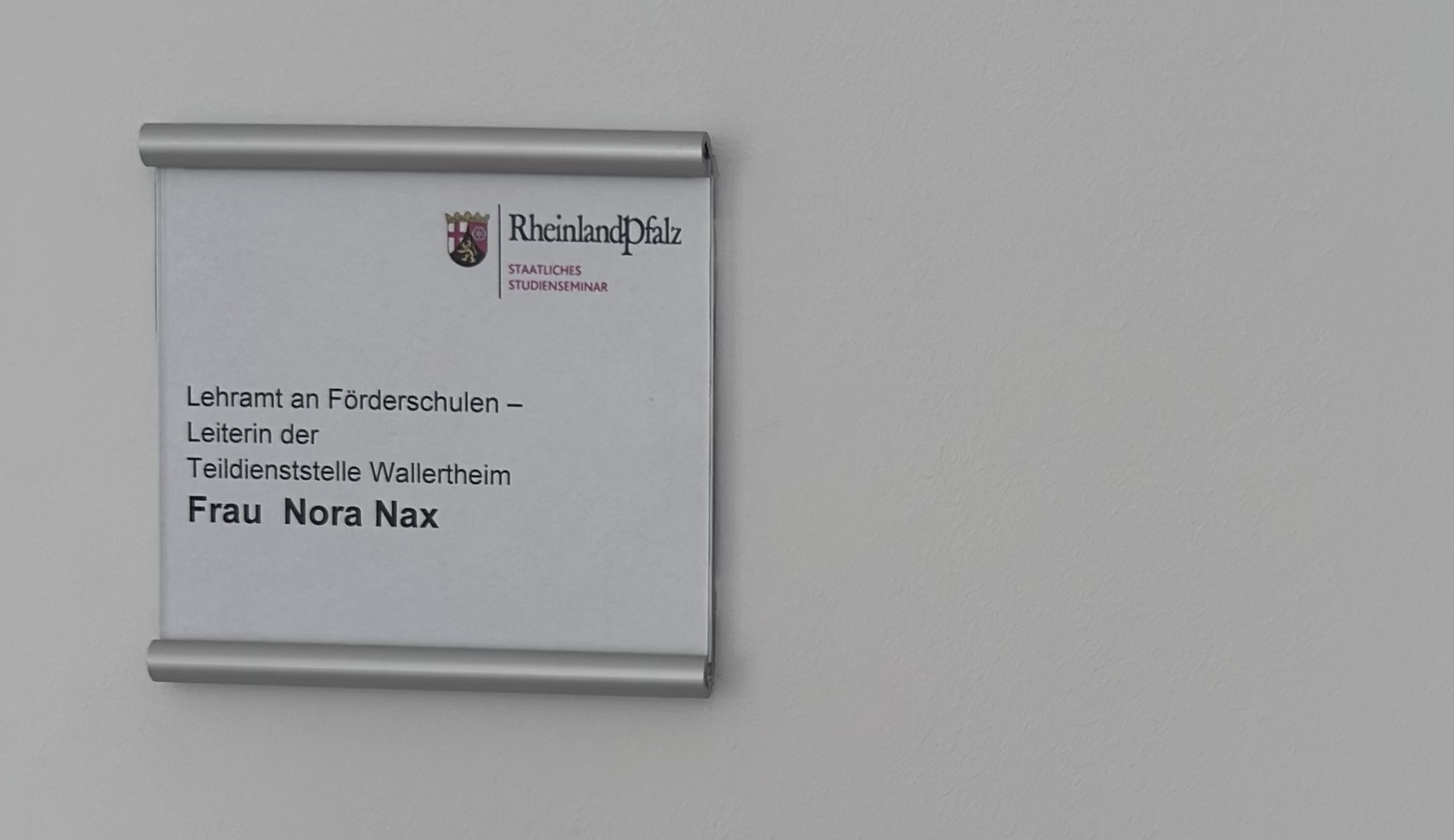 Türschild Teildienststellenleitung Nora Nax