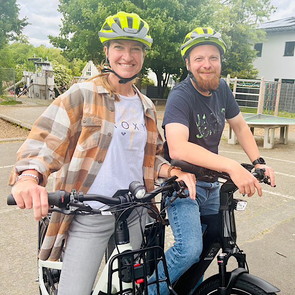 Foto der Verkehrssicherheitsberater E. Linkenbach und M. Reddel