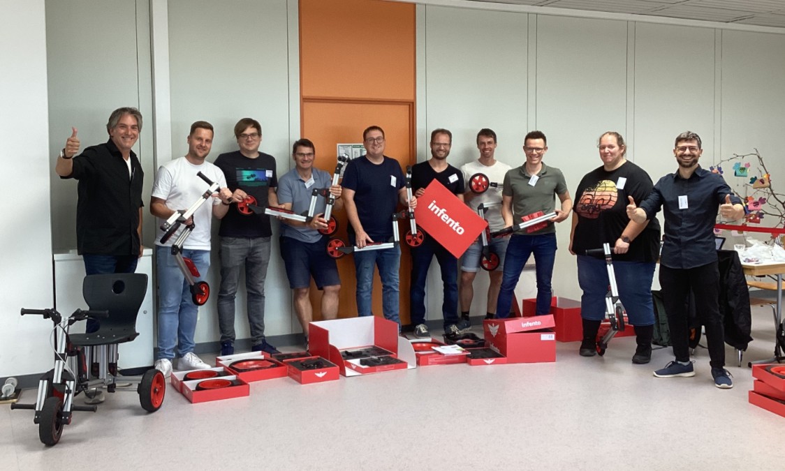Das Foto zeigt die teilnehmenden Lehrkräfte mit dem ersten Testkonstruktionen mit dem Starterkit im Rahmen des Kick-Offs des SolarCaRS+Cups 2026/7.